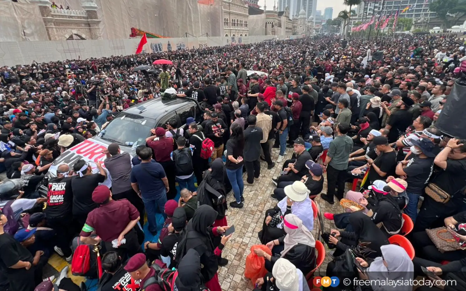 Turun Anwar rally ends, crowd disperses