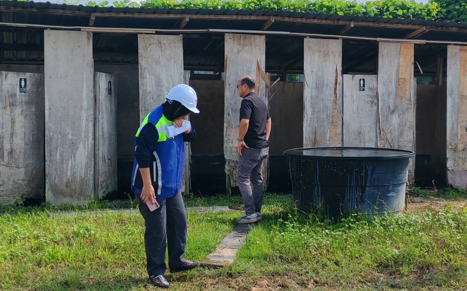 Krisis Kebersihan Pekerja Asing di Melaka: Bilik Mandi Terbuka, Tiada Privasi, Exco Turun Padam!