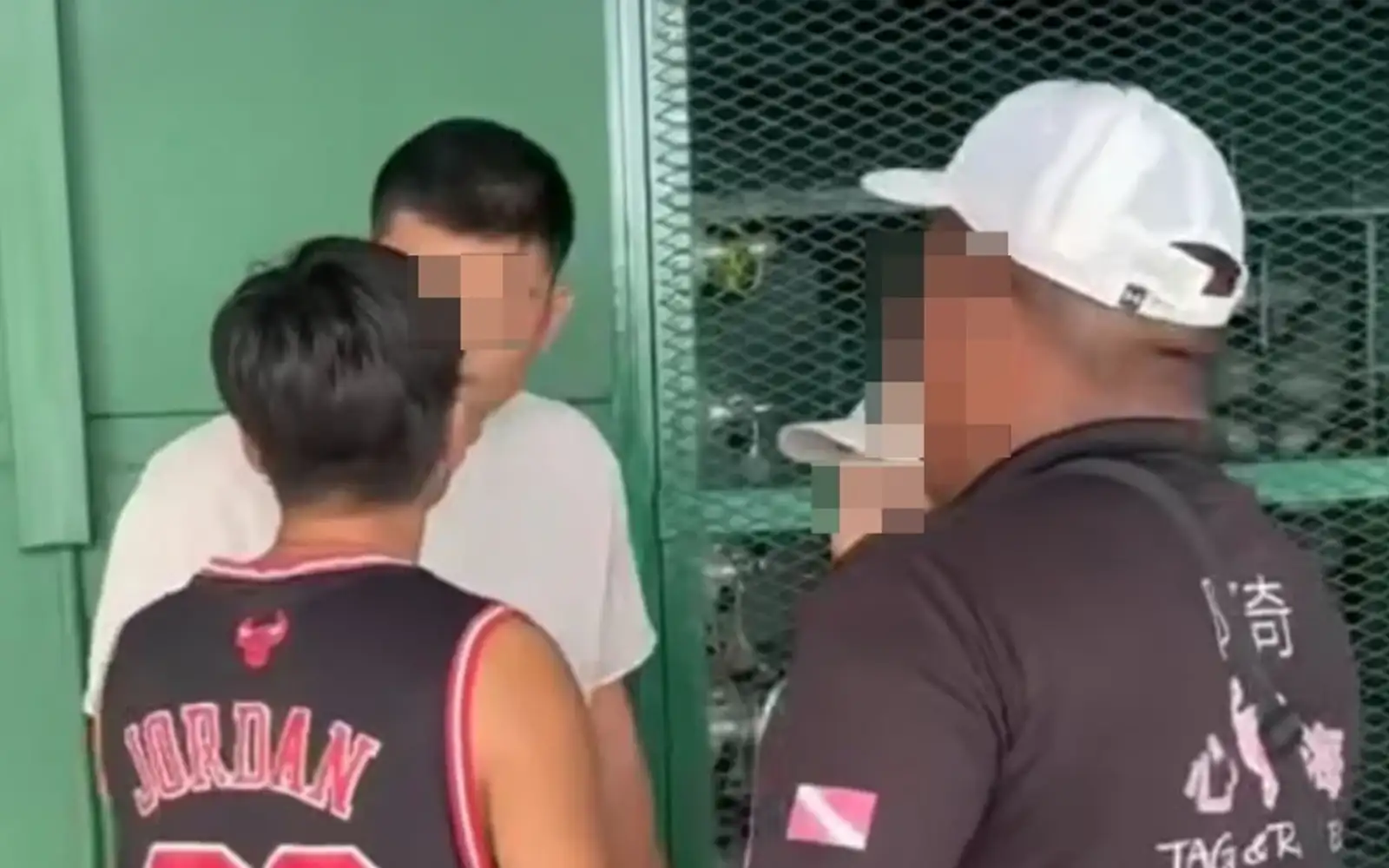 潜水教练因涉嫌击中而被捕，威胁游客