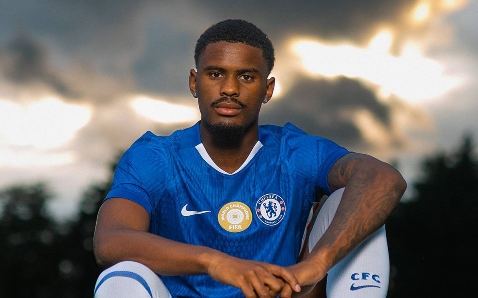 Chelsea sign Dutch defender Hato from Ajax
