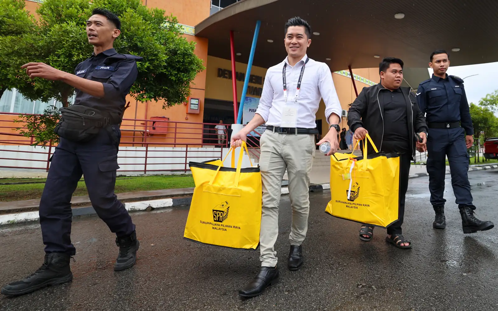 petugas SPR undi prn sabah