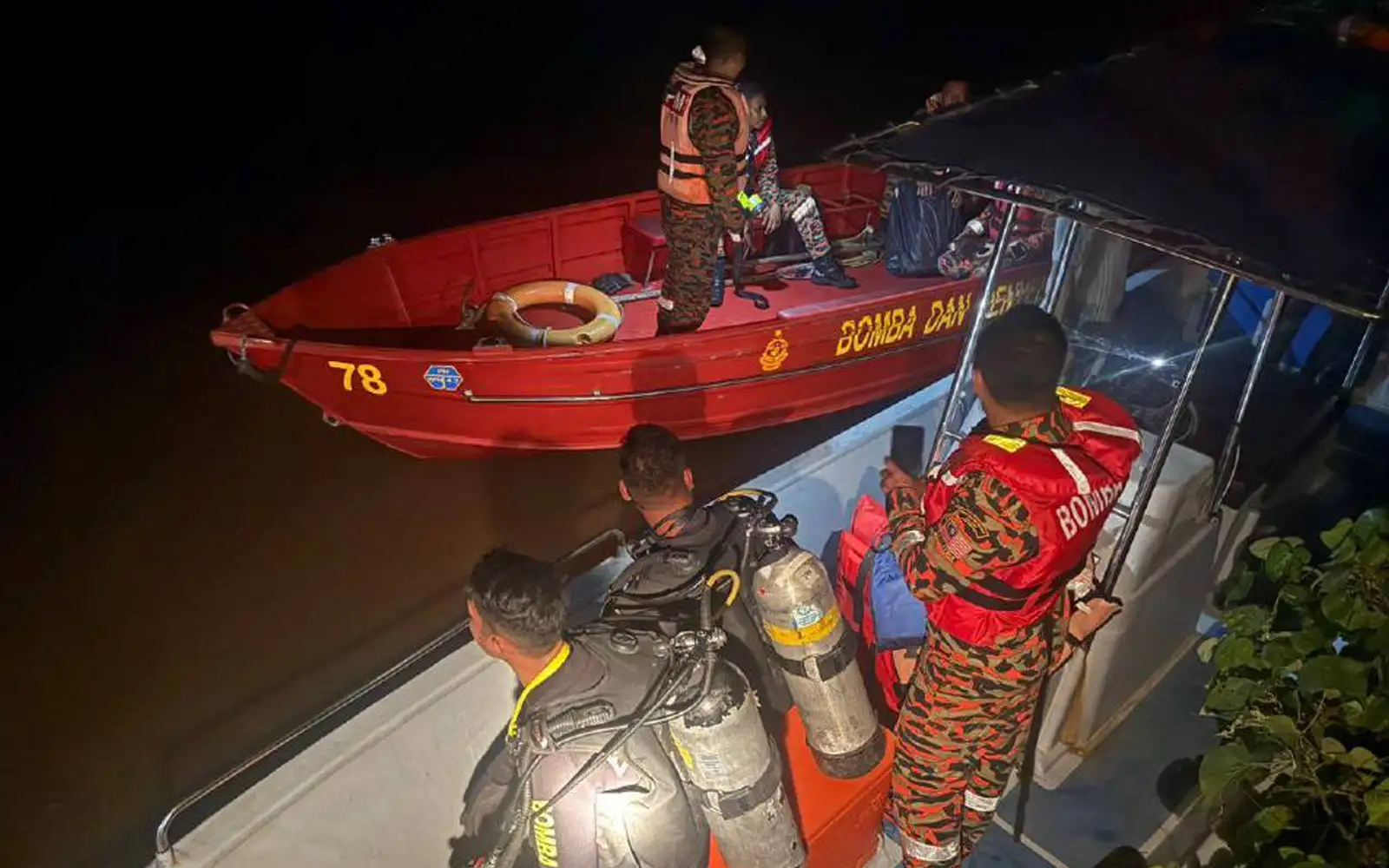 operasi mencari pasangan warga emas kereta terjunam sungai