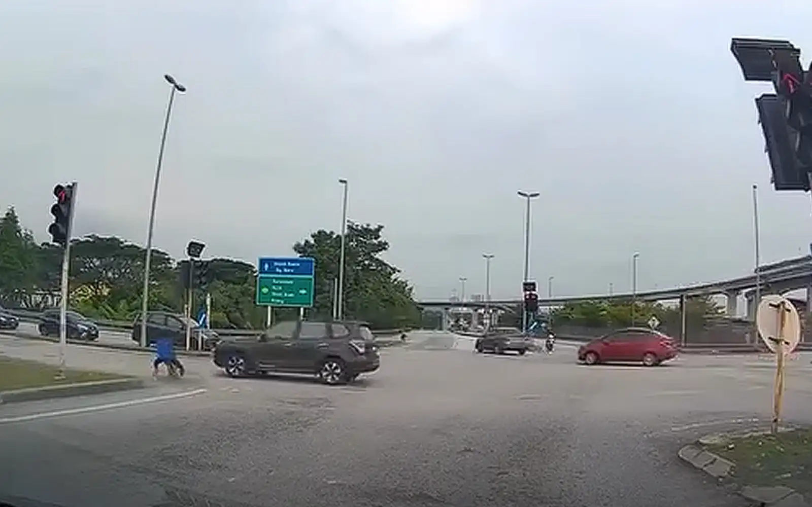 kanak kanak basikal lajak nyaris langgar