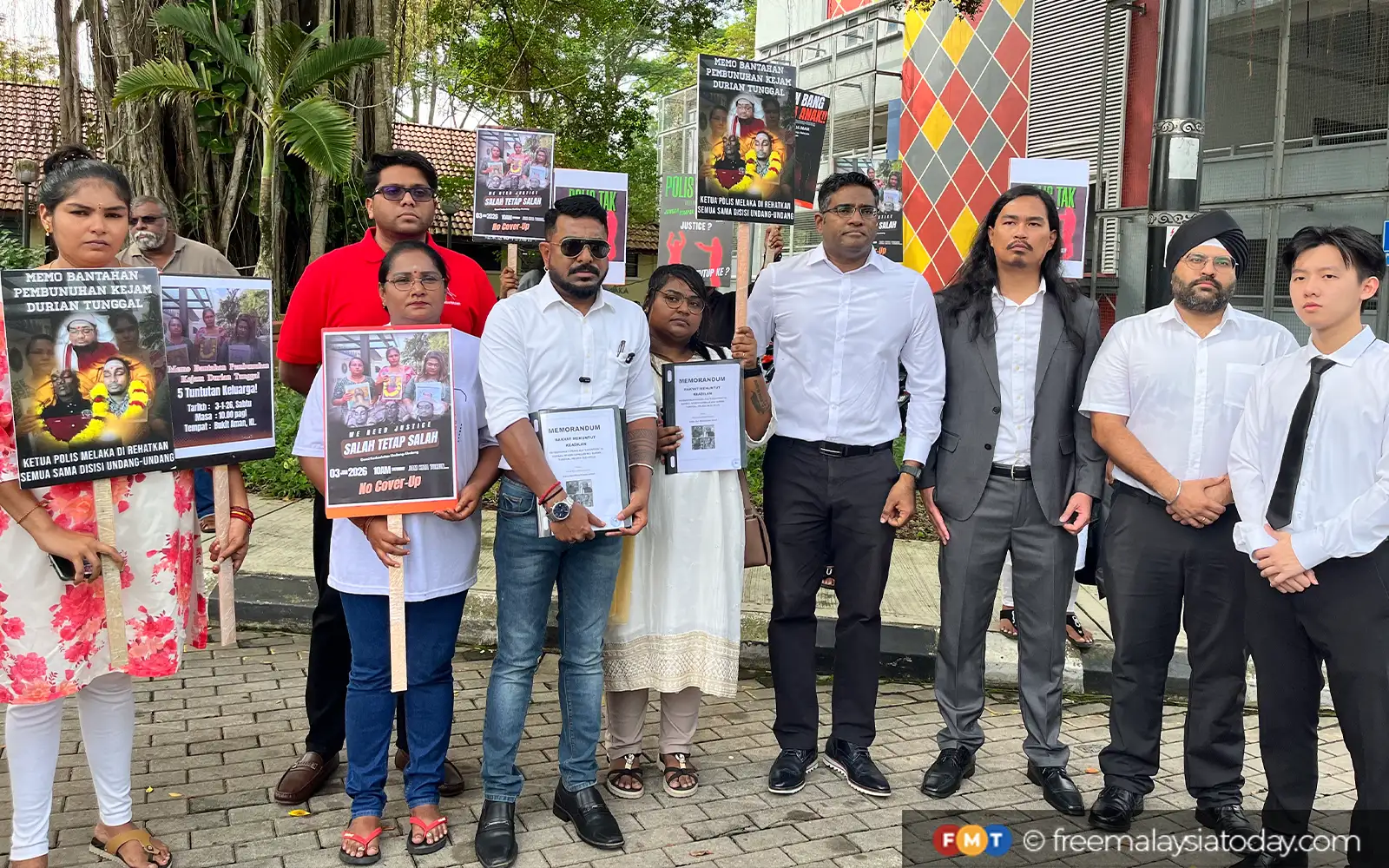 Keluarga tiga individu