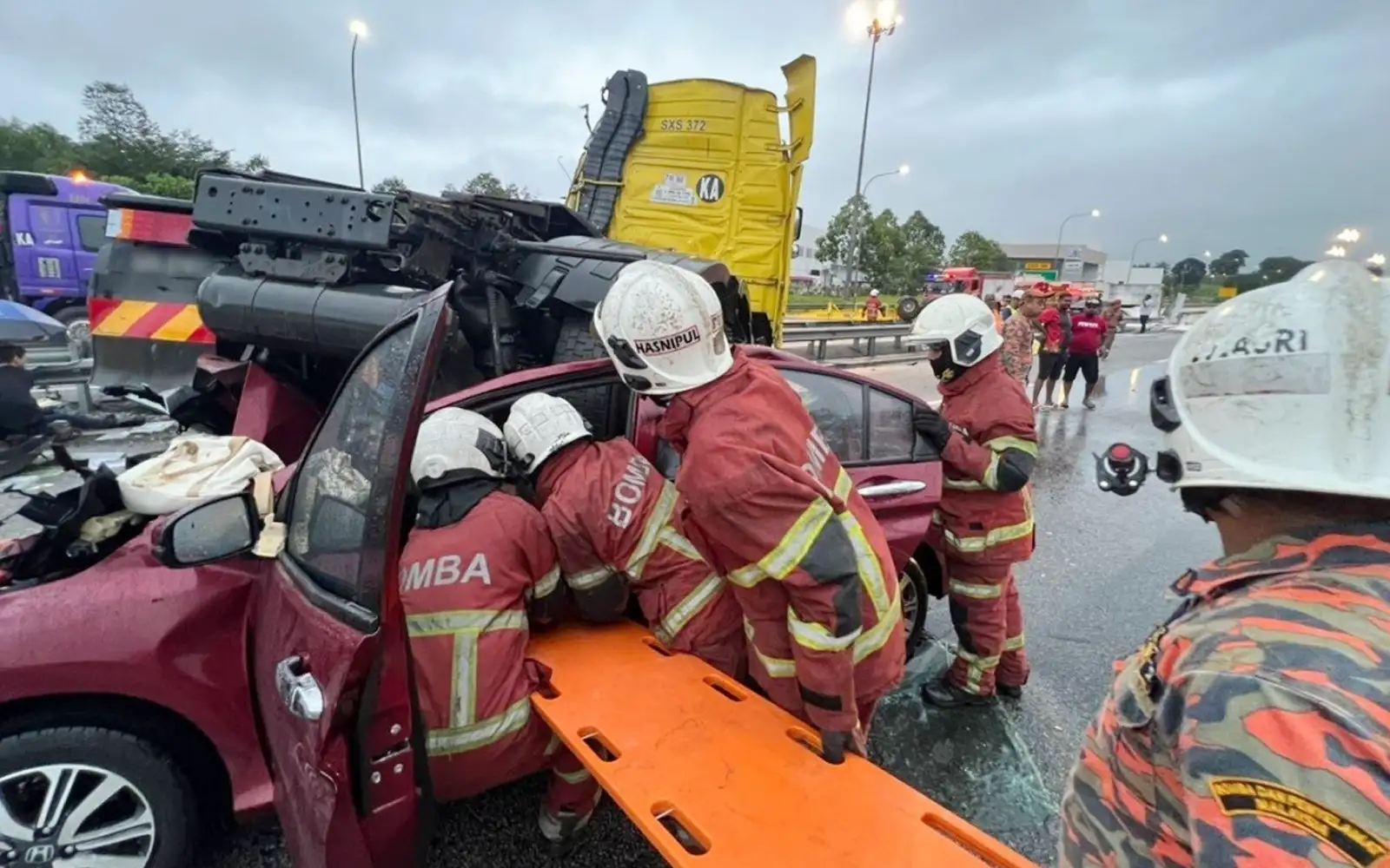 lorry and two cars accident lebuhraya plus