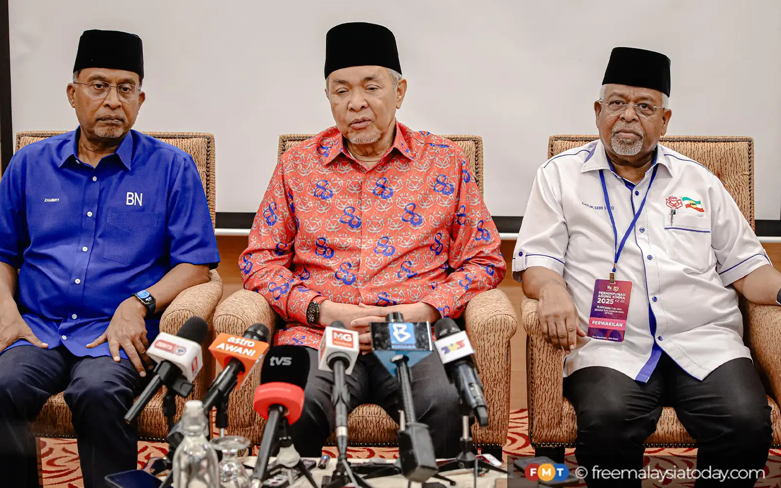 Zahid Hamidi , Zambry Abdul Kadir (kiri) dan Presiden Kimma Syed Ibrahim Kader