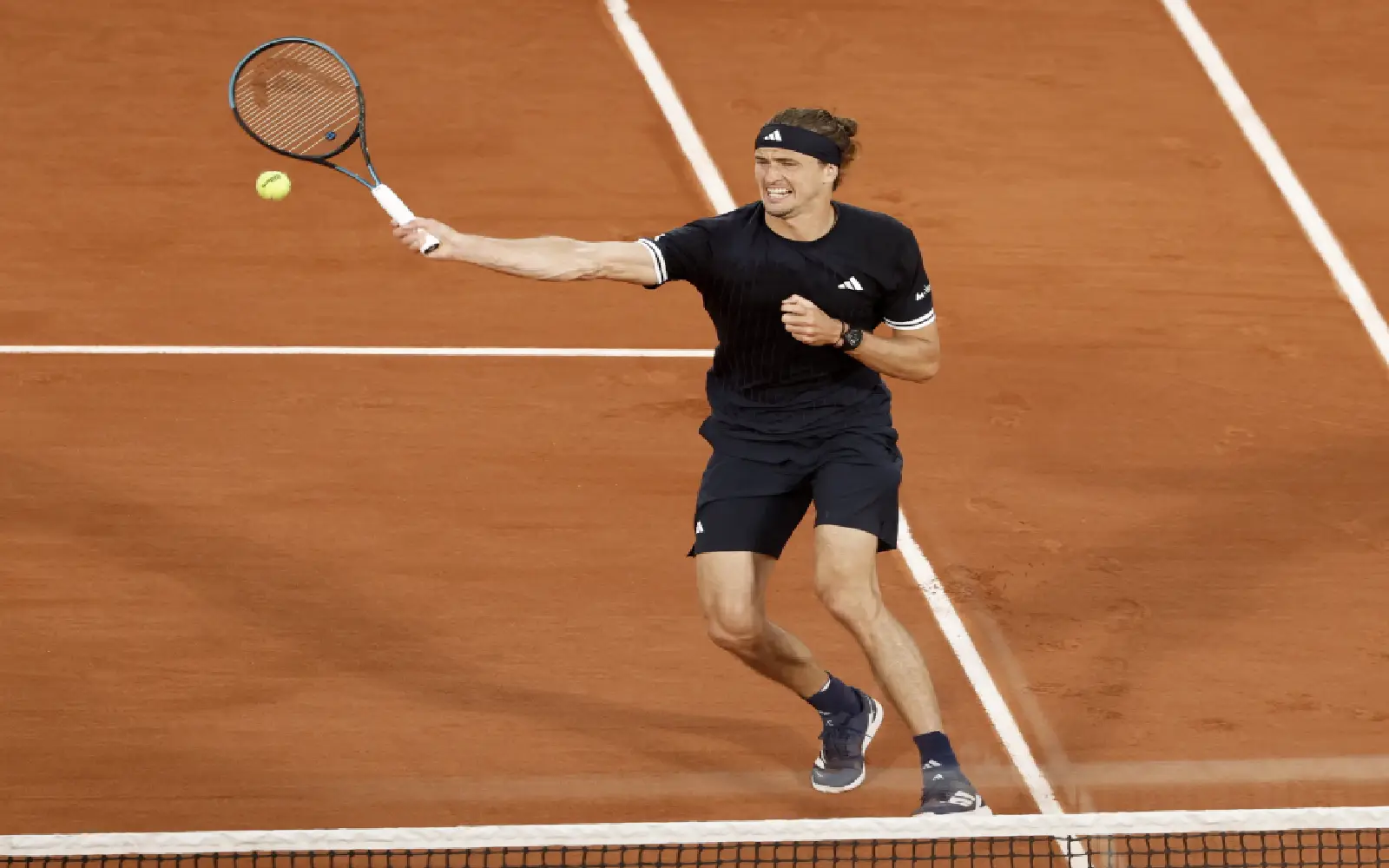 Zverev eases safely through French Open second round