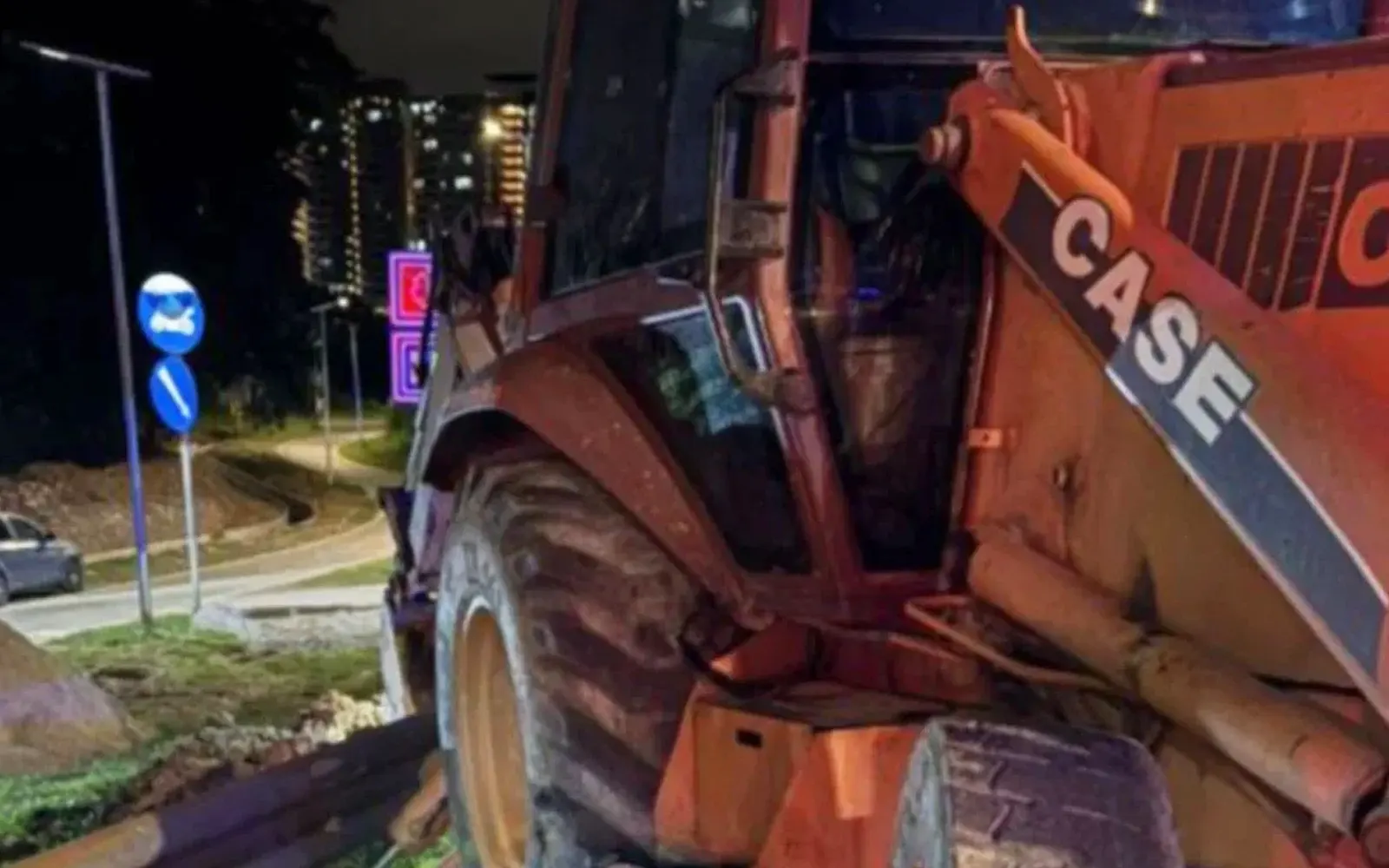 Motorcyclist killed in collision with excavator on Federal Highway