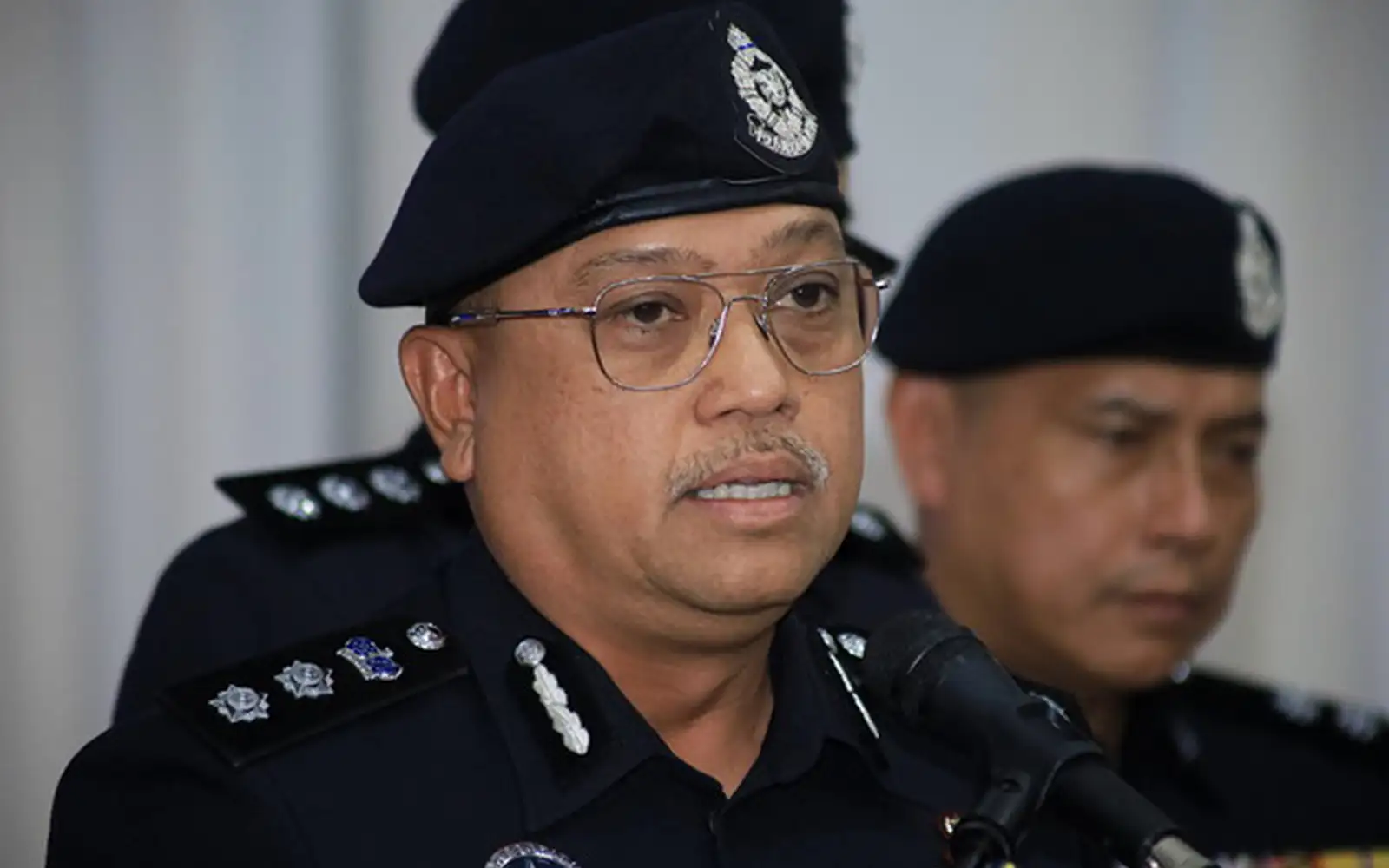 Teen scolded for littering held for slashing security supervisor