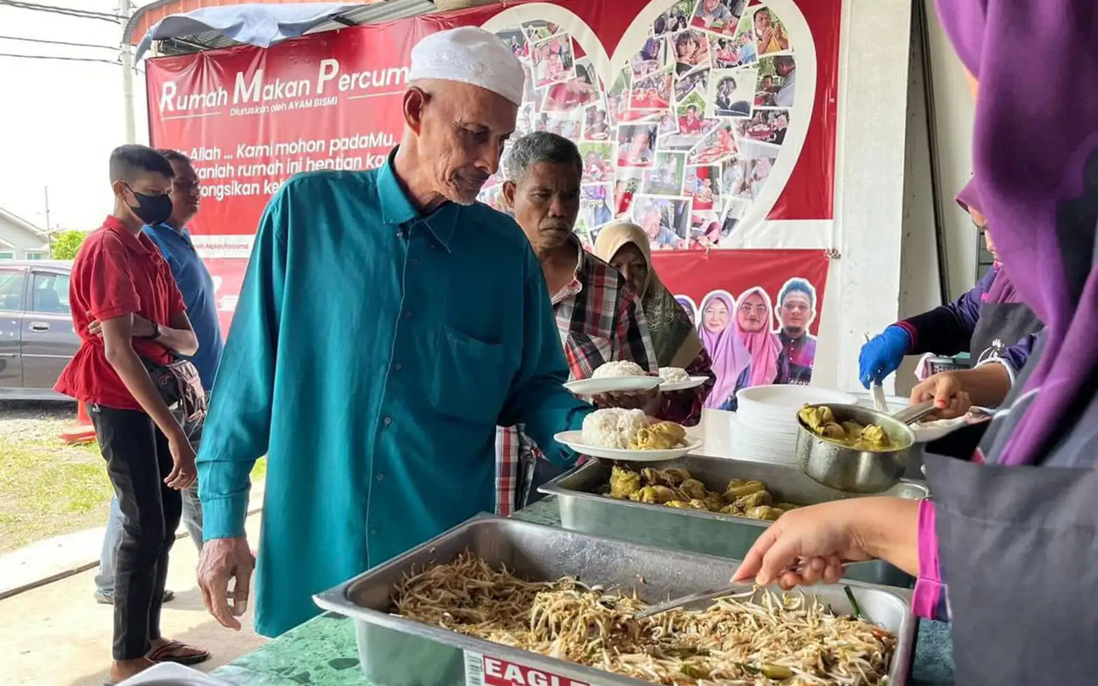 Di Rumah Makan Percuma, orang lapar tak perlu tunjuk bukti susah