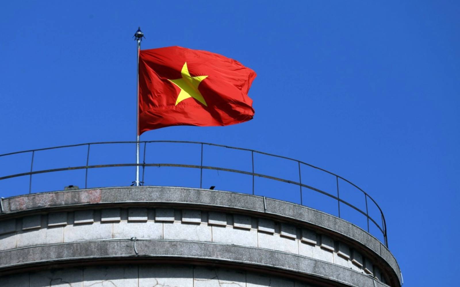 Vietnam posts largest trade deficit on record as imports surge
